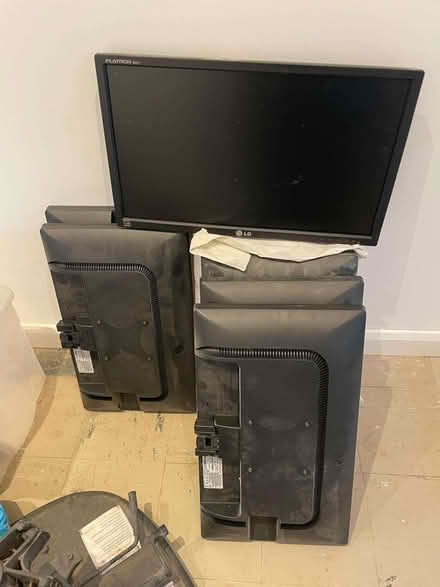 Photo of free LG 22 inch monitors x 8 (Woodingdean BN2) #1