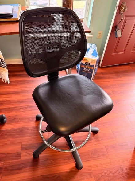 Photo of free Taller cushioned office chair (Chalfont 18914) #1