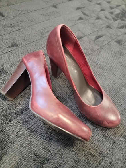Photo of free Red Heels (Melrose near Wyoming Cemetery.) #2