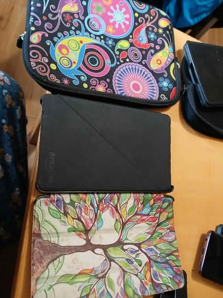 Photo of free 2 hardcover & soft bag for Kindles. (Woodside SE25) #1
