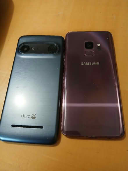 Photo of free 2 old phones (Woodside SE25) #1