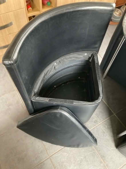 Photo of free Black Glass Table & Stools/Chairs (Mansfield Woodhouse NG19) #4