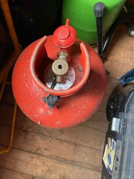 Photo of free 13 kg calor gas cylinder (Benslow SG4) #2