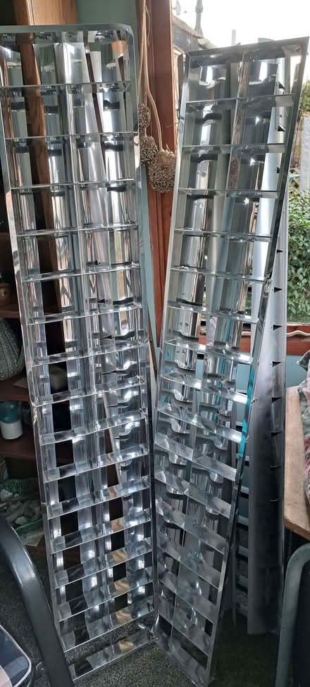 Photo of free 8 x twin 5' strip lights (Presteigne LD8) #2