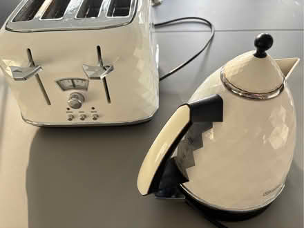 Photo of free Matching DeLonghi Kettle & Toaster Set (Welwyn AL6) #1
