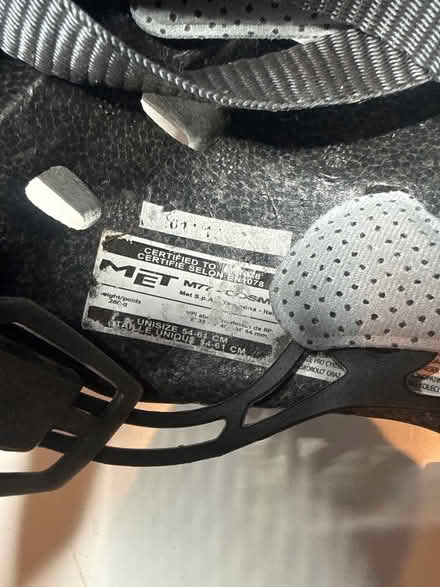 Photo of free Medium unisex Met helmet (W13) #3