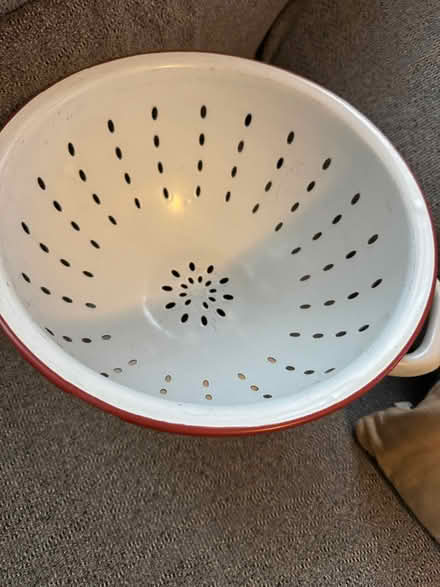 Photo of free Enamel style footed colander (Newton Leys MK3) #2
