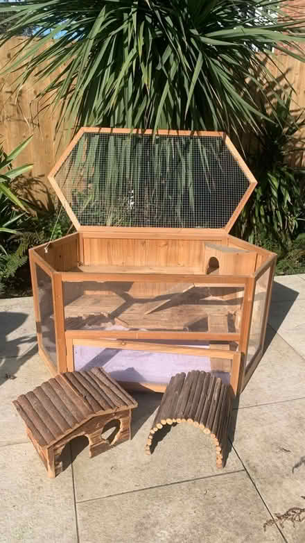Photo of free Guinea pig or Rabbit hutch (KT12) #1