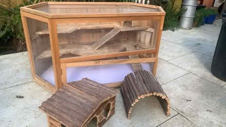 Photo of free Guinea pig or Rabbit hutch (KT12) #3
