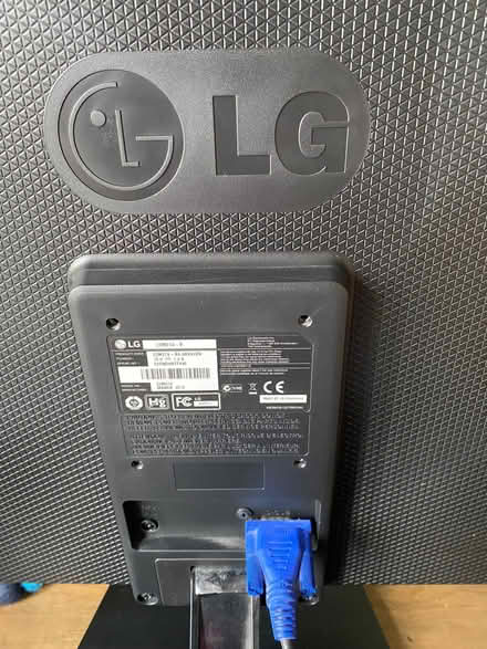 Photo of free LG computer screen, Dell keyboard and Microsoft mouse (Offenham WR11) #2
