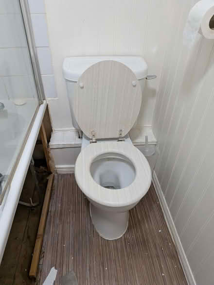 Photo of free White bathroom suite (Lychpit RG24) #4