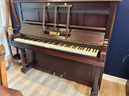Photo of free J&J Hopkinson piano (FY6 Carleton) #1