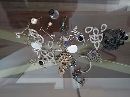 Photo of free Odd bit of costume jewellery (Pant SY10) #1