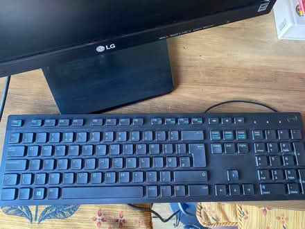 Photo of free LG computer screen, Dell keyboard and Microsoft mouse (Offenham WR11) #4
