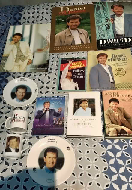 Photo of free daniel o'donnell books, plates etc (bramley LS13) #1