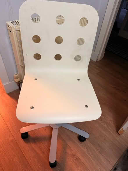 Photo of free White swirl chair (Carntyne G32) #1