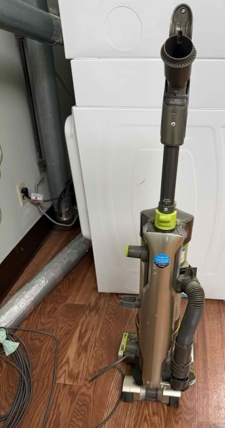 Photo of free Hoover upright vacuum cleaner (Valencia Avenue, Sunnyvale) #3
