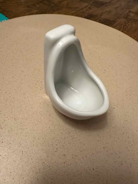 Photo of free ‘Urinal’ shot glasses novelty (Ingatestone CM4) #2