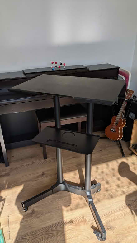 Photo of free mobile standup laptop desk (homerton) #1