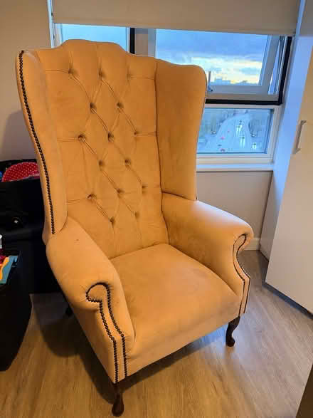Photo of free Pink velvet armchair (CR0, Croydon High st.) #3