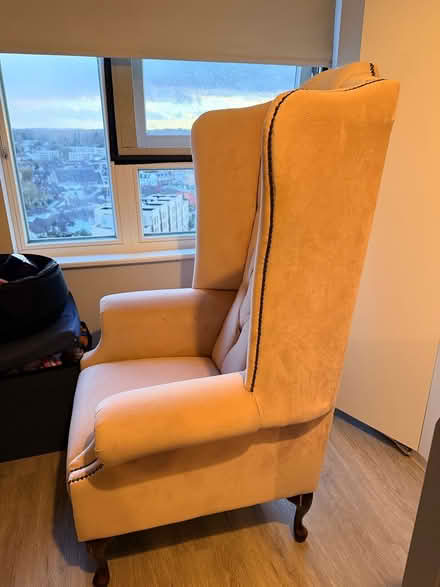 Photo of free Pink velvet armchair (CR0, Croydon High st.) #2