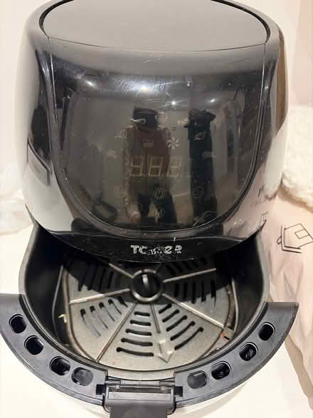 Photo of free Air fryer (SW20 9DD) #2