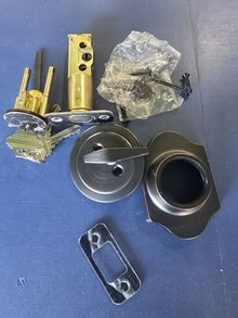 Photo of free dead bolt lock, complete and 3 keys #1