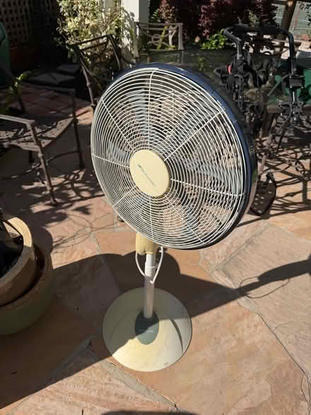 Photo of free Oscillating room fan and remote (pleasanton downtown) #1