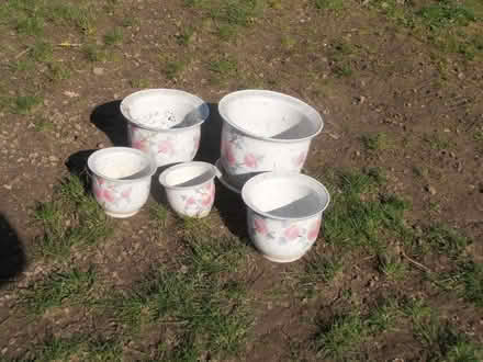 Photo of free ceramic flower pots (Newnham RG27) #2