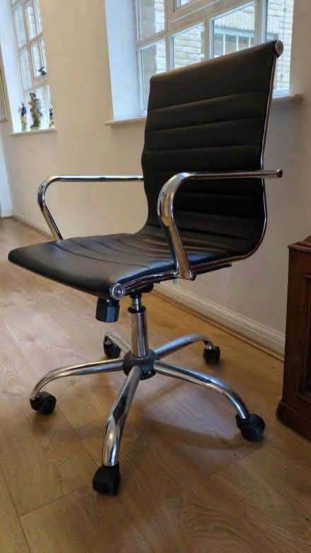 Photo of free Desk/Office chair (Wapping E1W) #1