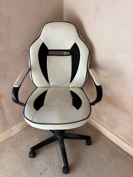 Photo of free Desk / gaming chair (Shoscombe Vale) #1