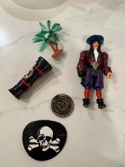 Photo of free random pirate decorations/toys (94087) #1
