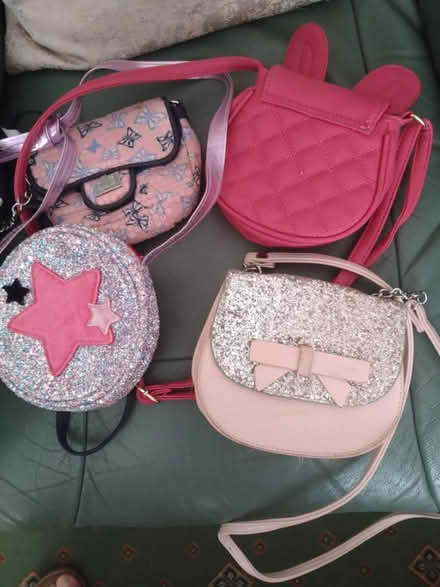 Photo of free Kids handbags (DE23 sinfin) #1