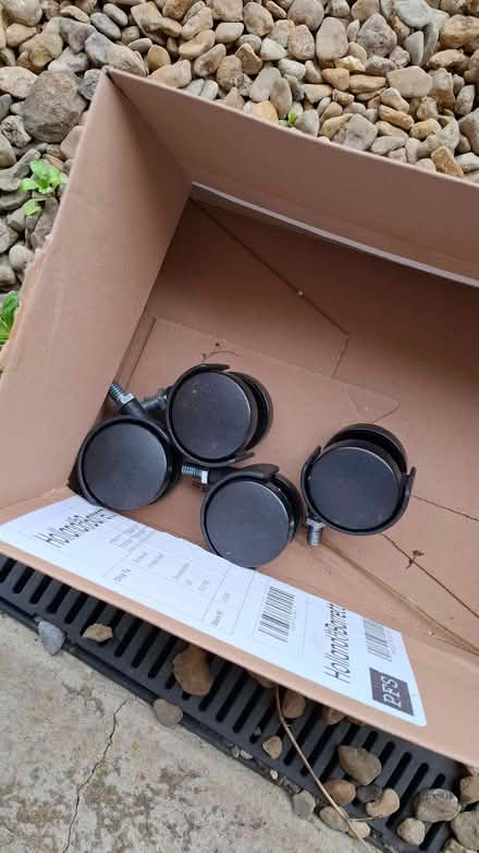 Photo of free casters (Stroud GL5) #1