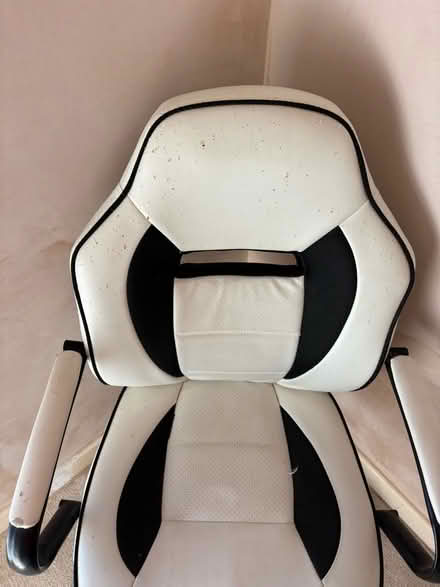 Photo of free Desk / gaming chair (Shoscombe Vale) #2