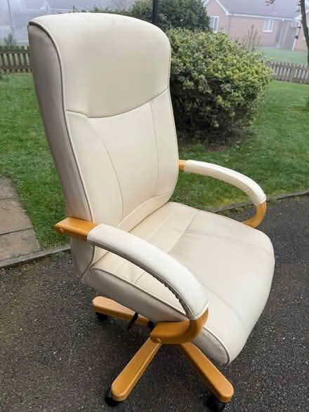 Photo of free Lovely cream office chair (Tuxford NG22) #1
