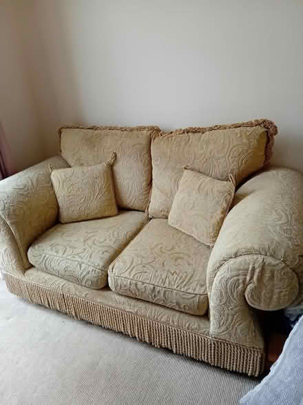 Photo of free Sofas (AL10 9AZ) #4