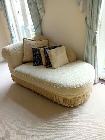 Photo of free Sofas (AL10 9AZ) #1