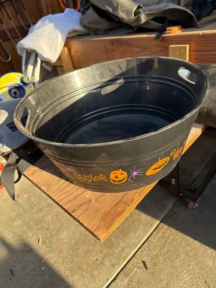Photo of free Halloween candy tub (94086, downtown Sunnyvale) #1