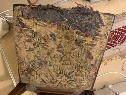 Photo of free Antique wooden chair (SE10) #3