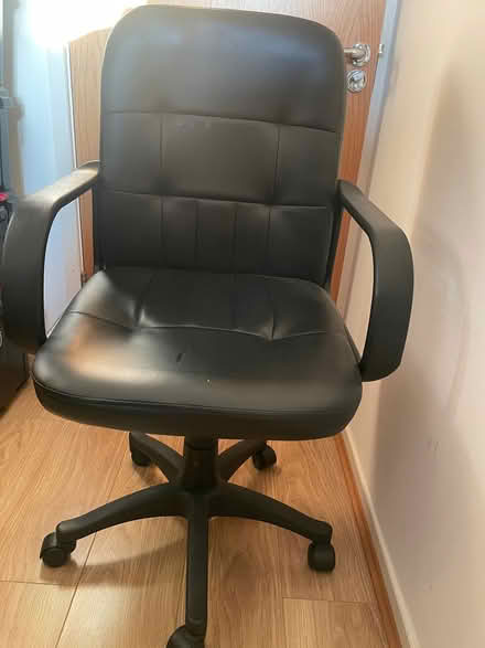 Photo of free Office desk and chair (Ravenscourt Park W6) #3