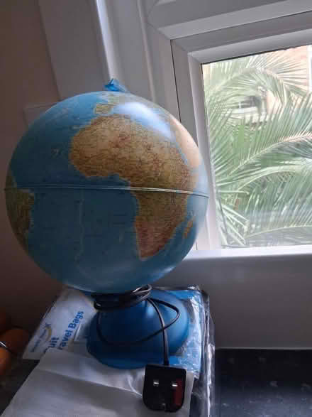 Photo of free Globe light (SW16 6AP) #1