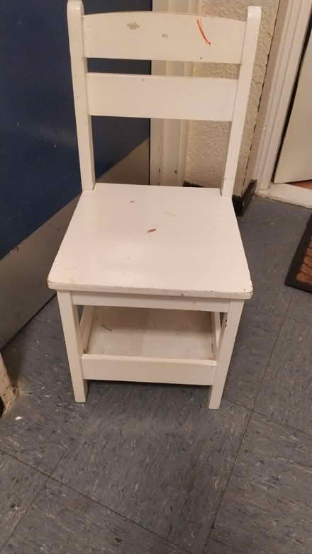 Photo of free Kids round table (Isleworth TW7) #4