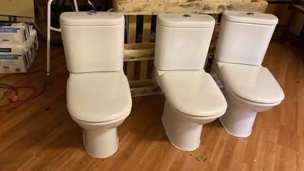 Photo of free 3 toilets with cisterns (Fairfield Park SG5) #1