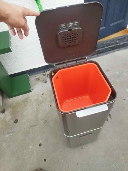 Photo of free 2 compartment kitchen bin (Bethnal Green E2) #2