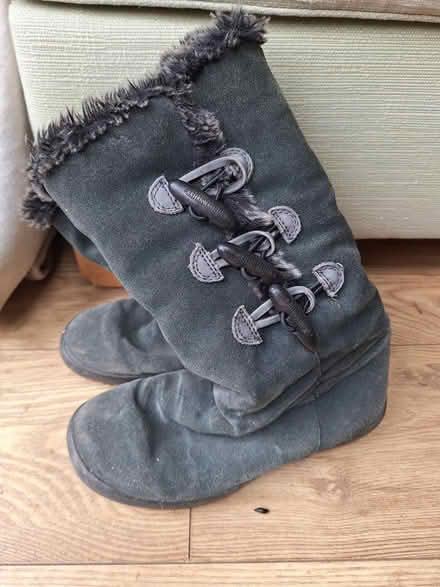 Photo of free grey furry boots size 6 (Florence Park OX4) #3
