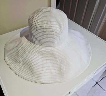 Photo of free Wide brimmed sun hat 56cm (Oakington CB24) #1