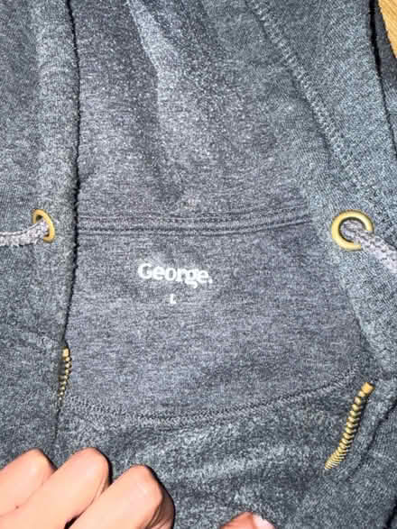 Photo of free Hoodie (DA2) #2