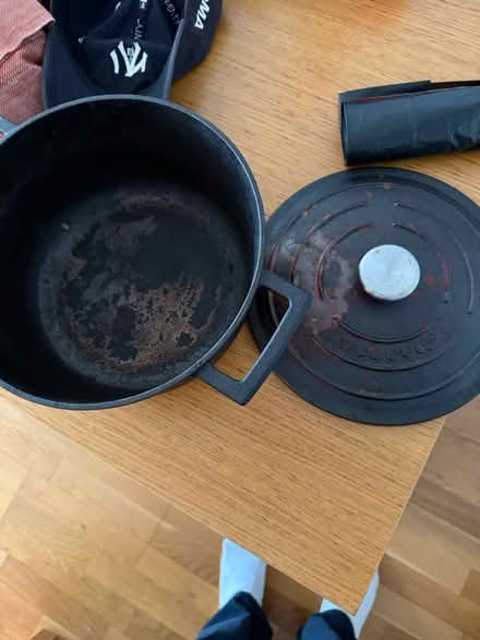Photo of free Dutch oven (Hackney, E2 8FB) #1