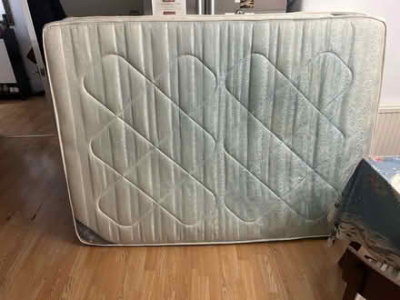 Photo of free Double mattress 🛋️ (Cr0 2US Croydon) #2